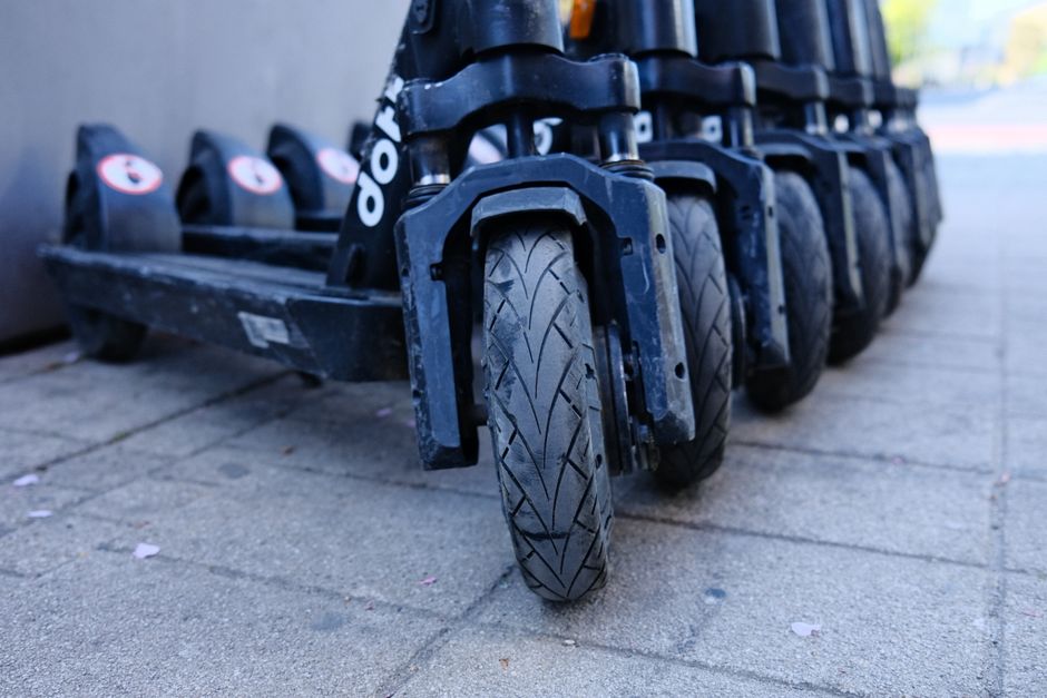 Een diverse selectie van scootmobielen, waaronder 3-wiel en 4-wiel modellen, geschikt voor verschillende gebruikersbehoeften.